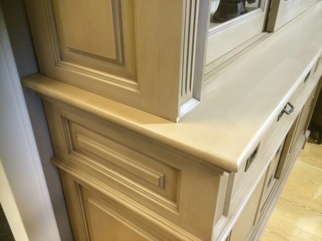 Vitrine taupe, Geschirrschrank mit Schiebetüren aus Massivholz taupe, Küchenschrank im Landhausstil