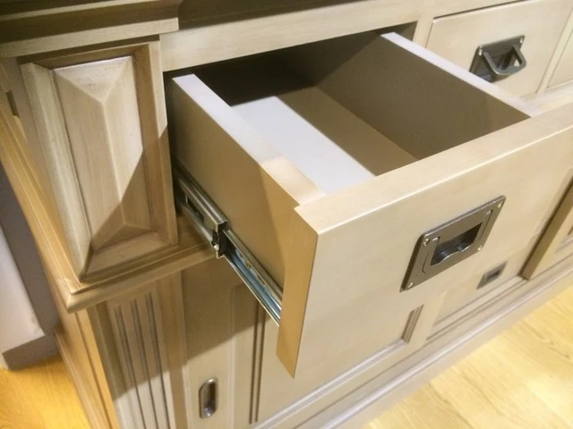 Vitrine taupe, Geschirrschrank mit Schiebetüren aus Massivholz taupe, Küchenschrank im Landhausstil