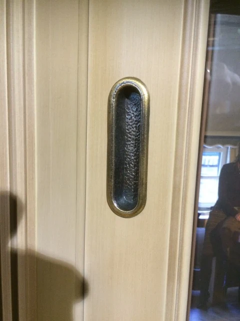 Vitrine taupe, Geschirrschrank mit Schiebetüren aus Massivholz taupe, Küchenschrank im Landhausstil