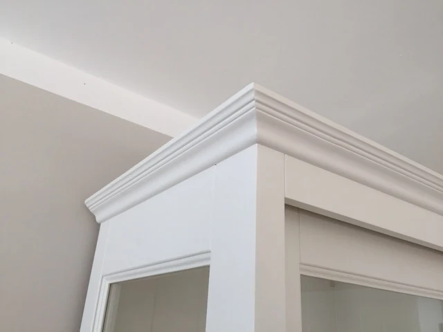 Vitrinenschrank weiß mit Schiebetüren, Geschirrschrank weiß mit vier Türen im Landhausstil, Vitrine weiß Landhaus, Breite 125 cm
