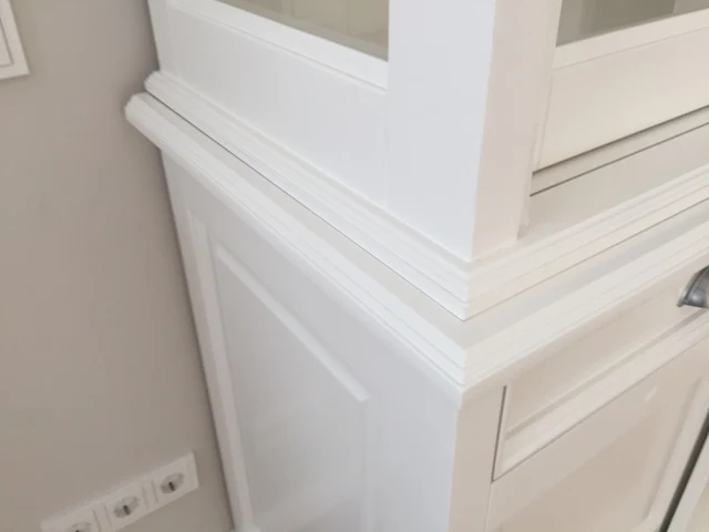 Vitrinenschrank weiß mit Schiebetüren, Geschirrschrank weiß mit vier Türen im Landhausstil, Vitrine weiß Landhaus, Breite 125 cm