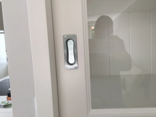 Vitrinenschrank weiß mit Schiebetüren, Geschirrschrank weiß mit vier Türen im Landhausstil, Vitrine weiß Landhaus, Breite 125 cm