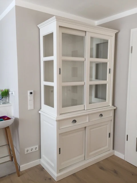 Vitrinenschrank weiß mit Schiebetüren, Geschirrschrank weiß mit vier Türen im Landhausstil, Vitrine weiß Landhaus, Breite 125 cm