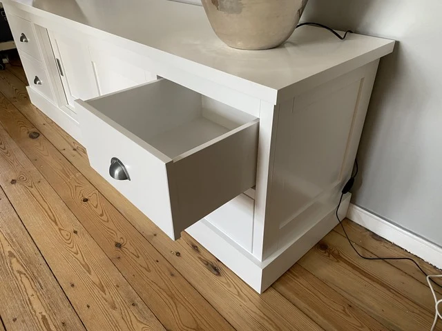 TV Schrank weiß Landhaus, Lowboard weiß mit Schiebetüren, Breite 250 cm