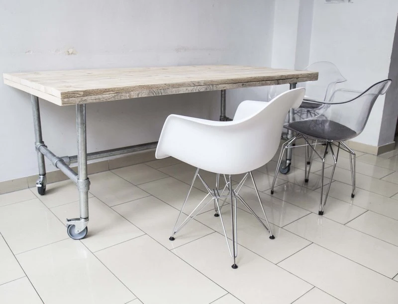 Tisch mit Rollen im Industriedesign, Esstisch mit Tischbeinen aus Metall, Länge 300 cm