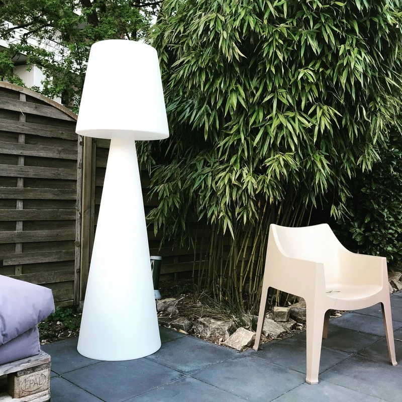 Gartenleuchte weiß, Stehleuchte aus Kunststoff, Outdoor Stehlampe weiß Lampenschirm, Höhe 210 cm
