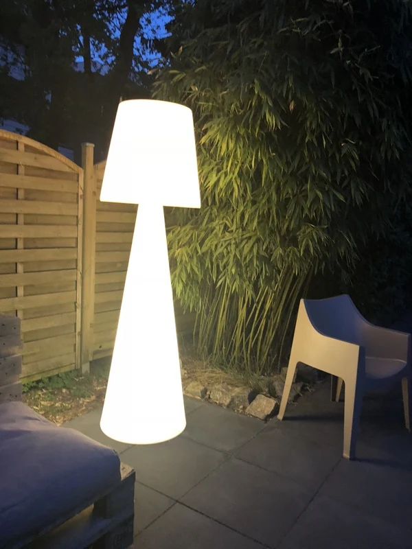 Gartenleuchte weiß, Stehleuchte aus Kunststoff, Outdoor Stehlampe weiß Lampenschirm, Höhe 210 cm