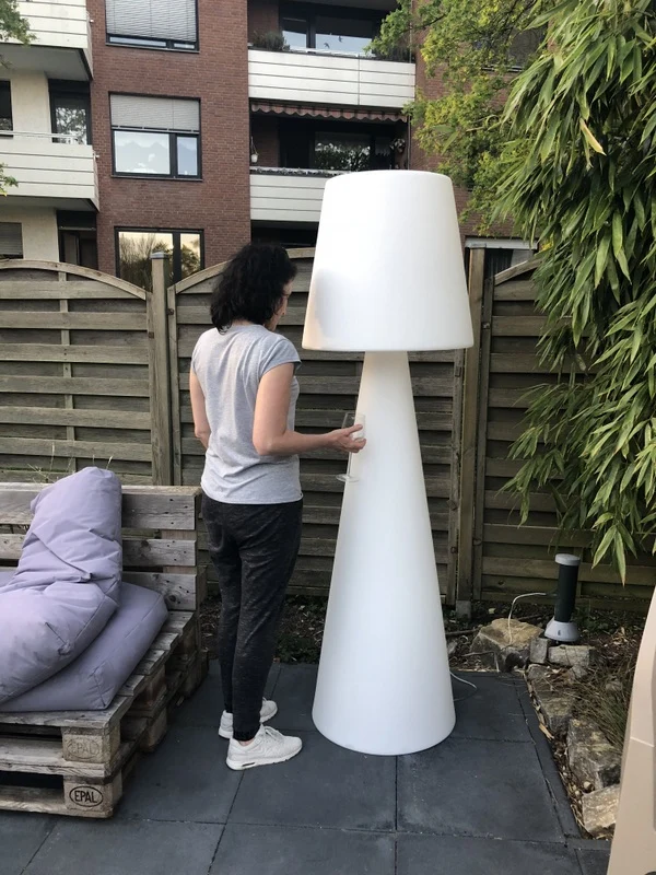 Gartenleuchte weiß, Stehleuchte aus Kunststoff, Outdoor Stehlampe weiß Lampenschirm, Höhe 210 cm