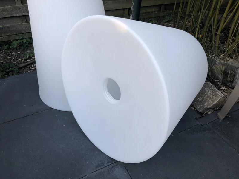 Gartenleuchte weiß, Stehleuchte aus Kunststoff, Outdoor Stehlampe weiß Lampenschirm, Höhe 210 cm