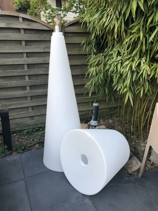 Gartenleuchte weiß, Stehleuchte aus Kunststoff, Outdoor Stehlampe weiß Lampenschirm, Höhe 210 cm