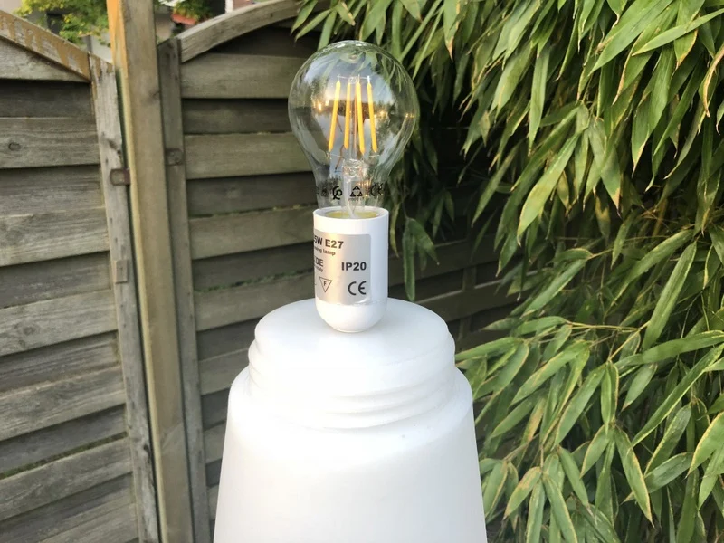 Gartenleuchte weiß, Stehleuchte aus Kunststoff, Outdoor Stehlampe weiß Lampenschirm, Höhe 210 cm