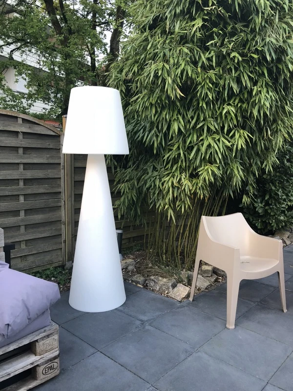 Garten Stehleuchte aus Kunststoff, Outdoor Stehlampe mit Lampenschirm, Höhe 200 cm