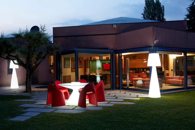 Garten Stehleuchte aus Kunststoff, Outdoor Stehlampe mit Lampenschirm, Höhe 200 cm