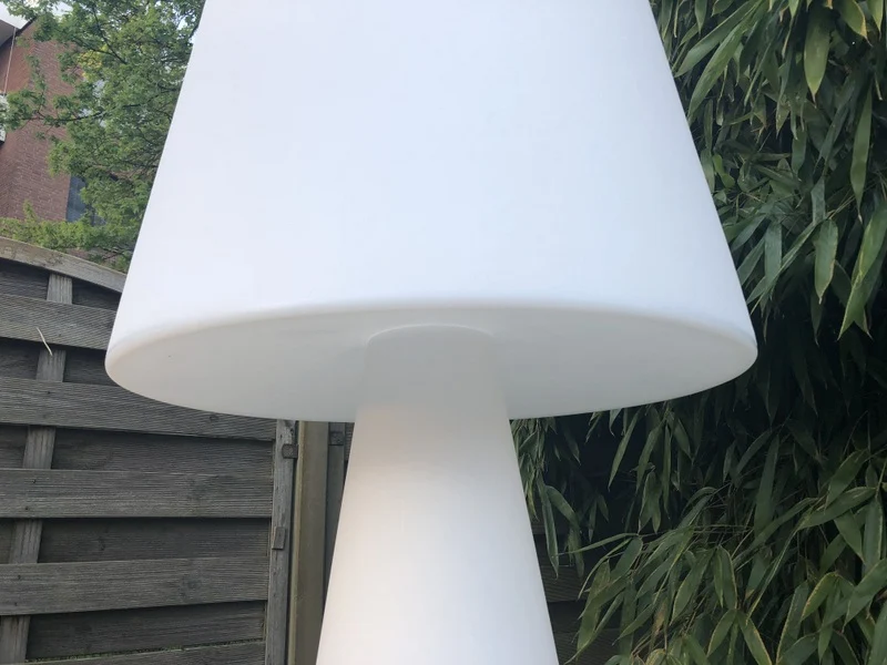 Garten Stehleuchte aus Kunststoff, Outdoor Stehlampe mit Lampenschirm, Höhe 200 cm