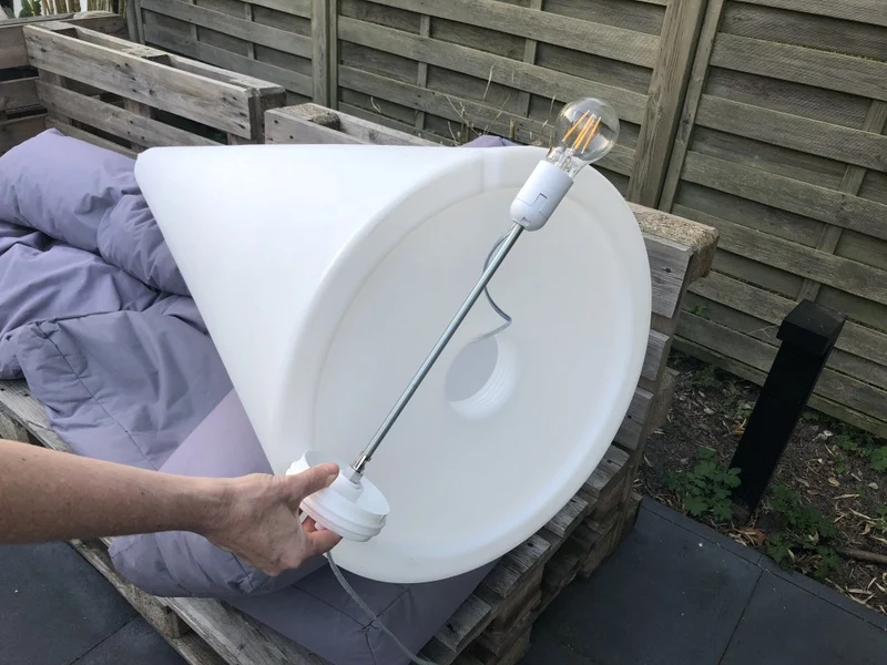 Garten Stehleuchte aus Kunststoff, Outdoor Stehlampe mit Lampenschirm, Höhe 200 cm