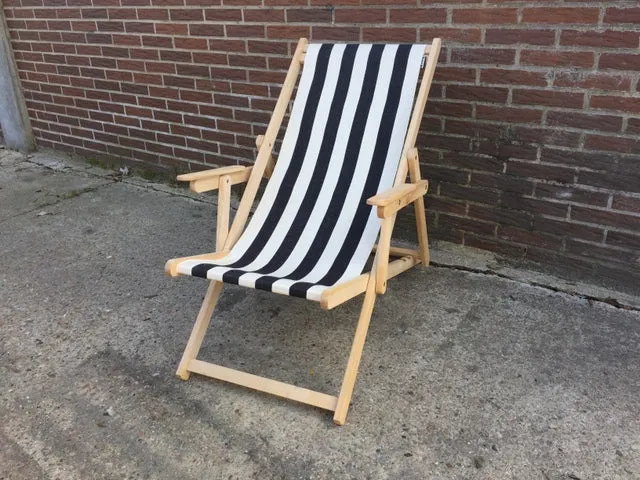 Liegestuhl schwarz-weiß gestreift , Sonnenliege, Strandstuhl schwarz-weiß