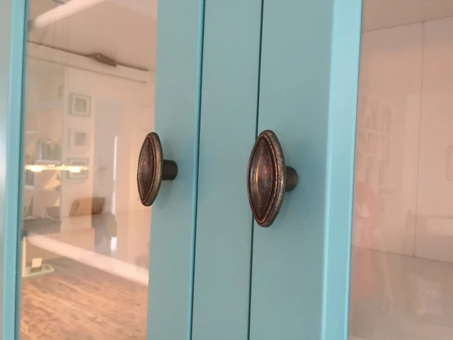 Vitrine türkis Landhaus, Geschirrschrank Landhaus, Vitrinenschrank Landhausstil, andere Farbe optional wählbar, Breite 126 cm