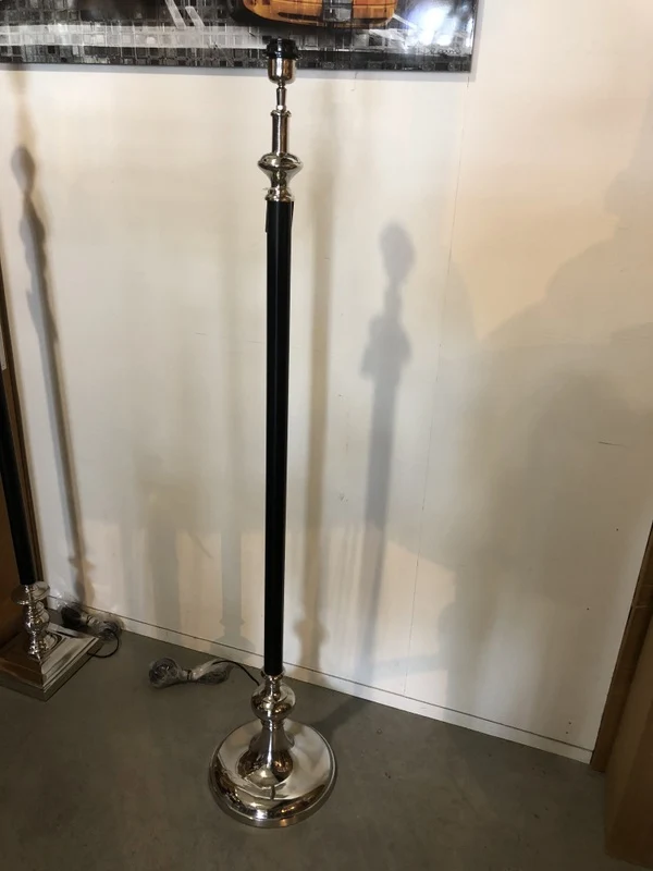 Stehleuchte schwarz-silber, Lampenfuß für eine Stehleuchte, Stehlampe schwarz-silber, Höhe 142 cm