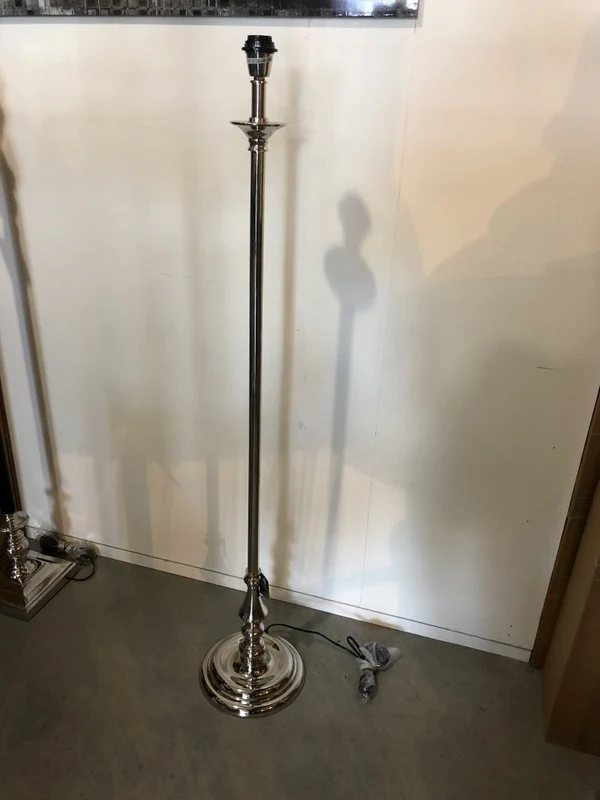 Stehleuchte verchromt, Lampenfuß für eine Stehleuchte, Stehlampe Silber, Höhe 142 cm