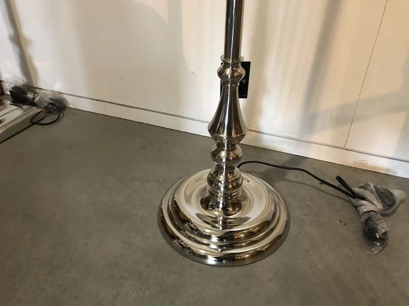 Stehleuchte verchromt, Lampenfuß für eine Stehleuchte, Stehlampe Silber, Höhe 142 cm