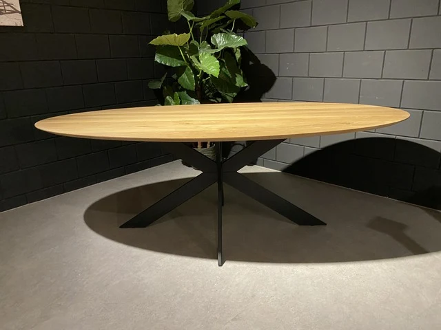 Ovaler Tisch mit Metallgestell, Esstisch oval, Tisch oval Eiche massiv Tischplatte, Länge 220 cm