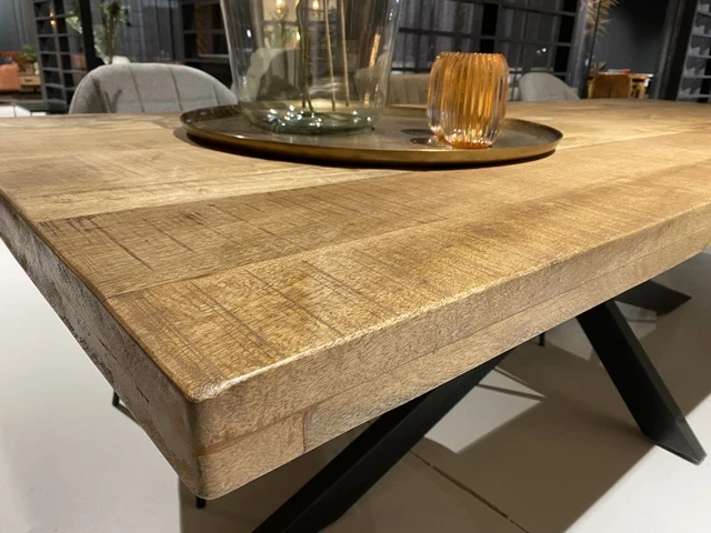 Esstisch Massivholz, Tisch Naturholz Tischplatte, Esstisch Metall-Gestell schwarz, Breite 200 cm