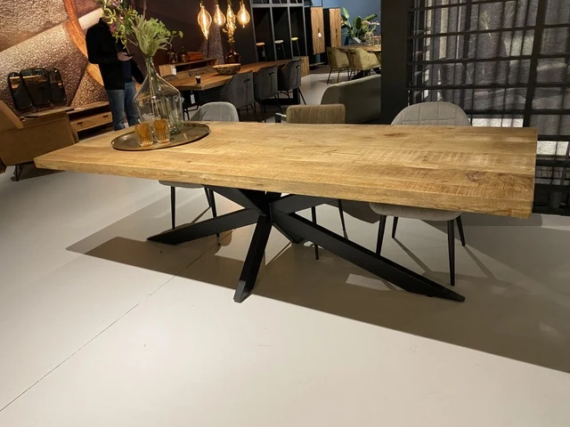 Esstisch Massivholz, Tisch Naturholz Tischplatte, Esstisch Metall-Gestell schwarz, Breite 200 cm