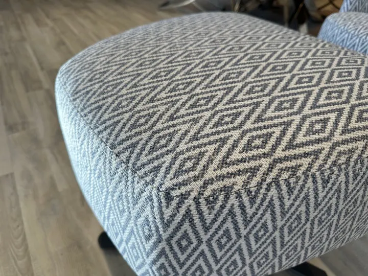 Sessel grau drehbar, gepolsterter Sessel mit Hocker, Breite 70 cm