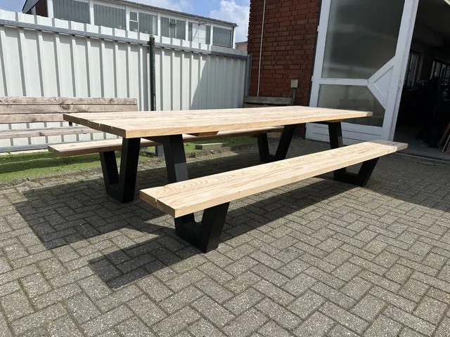 Gruppensitzbank Naturholz-schwarz, Sitzgruppe schwarz, Picknick Sitzgruppe Massivholz, Gartentisch mit Bank Holz, Picknickbank Holz, Länge 350 cm