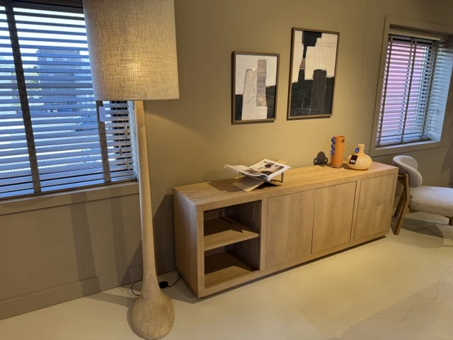 Sideboard modern Farbe Naturholz, Schrank Naturholz mit zwei Türen und zwei Schubladen, Anrichte Naturholz, Breite 200 cm