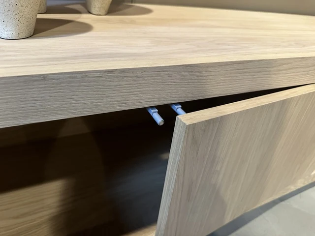 TV Schrank modern Farbe Naturholz, Schrank Naturholz mit drei Türen, Fernsehschrank Naturholz, Breite 200 cm