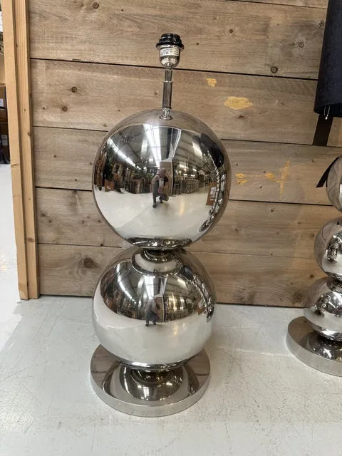 Tischlampe Silber Metall, Tischleuchte Metall-Silber, Tischlampe mit Lampenschirm schwarz, Höhe 77 cm