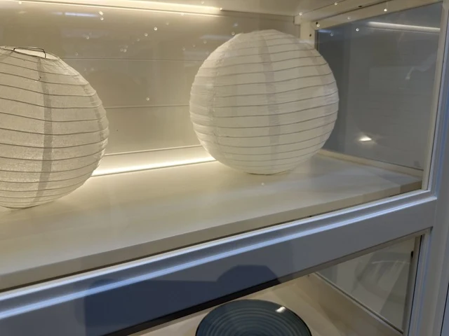 Vitrine weiß mit Beleuchtung, Geschirrschrank mit Beleuchtung weiß, Vitrine weiß Landhausstil, Breite 180 cm