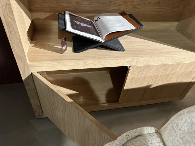 Schrank modern Farbe Naturholz, Schrank Naturholz mit vier Türen, Wohnzimmerschrank Naturholz, Breite 120 cm