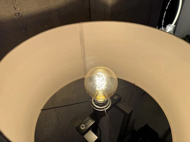 Stehlampe schwarz, Stehleuchte schwarz mit Lampenschirm weiß-beige, Höhe 157 cm