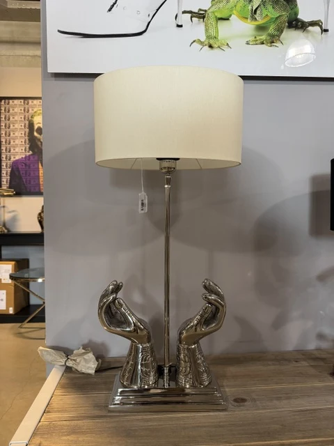 Tischlampe Hände, Tischleuchte Silber-weiß, Tischlampe mit Lampenschirm oval, Höhe 65 cm