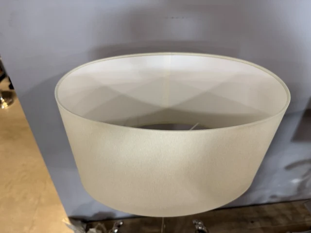 Tischlampe Hände, Tischleuchte Silber-weiß, Tischlampe mit Lampenschirm oval, Höhe 65 cm