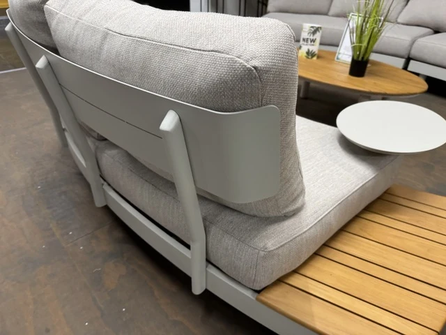 Lounge weiß, Lounge Set zwei Gartensofas, ein Gartencouchtisch, ein Beistelltisch weiß-braun