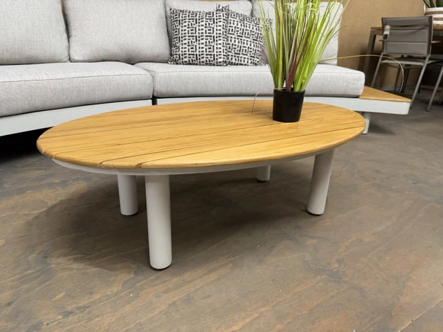 Lounge weiß, Lounge Set zwei Gartensofas, ein Gartencouchtisch, ein Beistelltisch weiß-braun