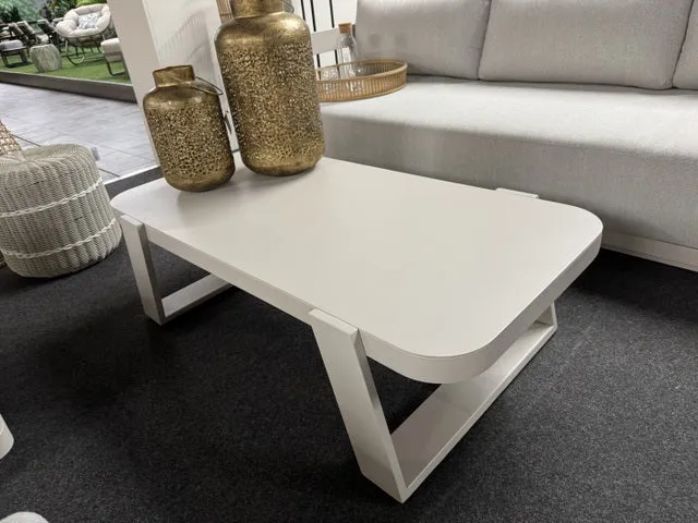 Lounge weiß, Lounge Set ein Gartensofa, zwei Gartensessel und ein Gartencouchtisch weiß