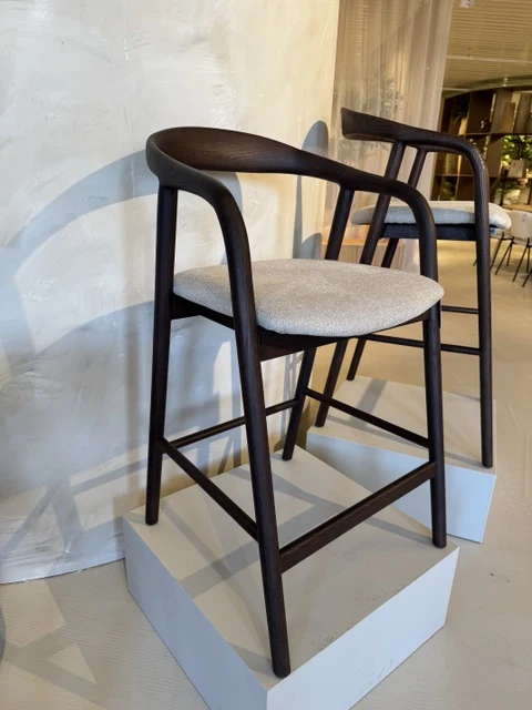 Barstuhl braun Holz-Gestell, Sitzhöhe 65 cm