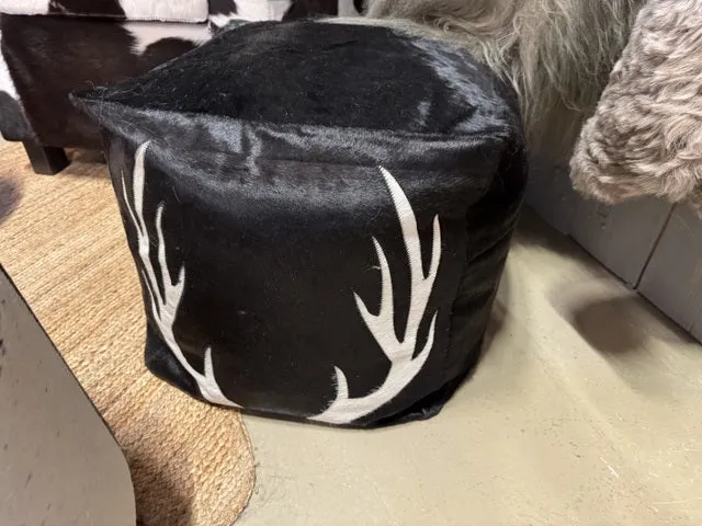 Hocker Kuhfell schwarz-weiß, Hirschgeweih Hocker schwarz, Maße 45x45 cm