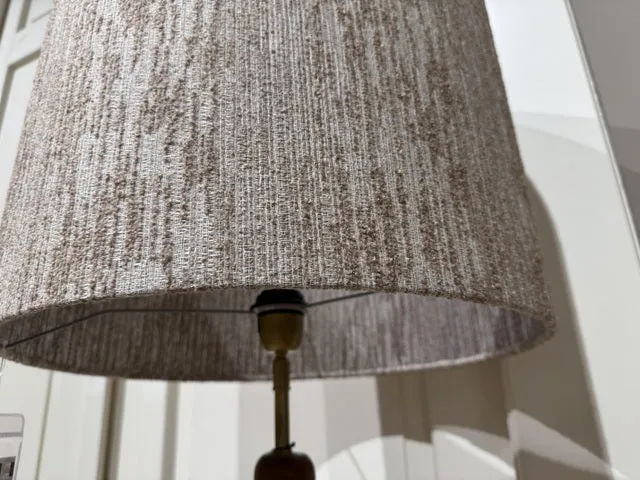 Stehlampe Holz braun mit Lampenschirm, Stehleuchte mit Lampenschirm taupe, Höhe ca. 210 cm