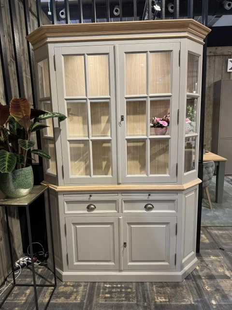 Vitrine grau mit LED Beleuchtung, Geschirrschrank hellgrau, Landhaus, Wohnzimmerschrank mit Beleuchtung grau Landhaus, Breite 160 cm