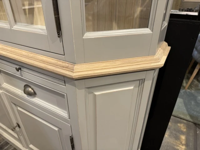 Vitrine grau mit LED Beleuchtung, Geschirrschrank hellgrau, Landhaus, Wohnzimmerschrank mit Beleuchtung grau Landhaus, Breite 160 cm