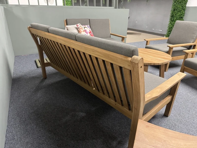 Garten-Sitzgarnitur Set Holz, 2 Gartenbänke mit zwei Sessel und Gartentisch rund, Gartenlounge Teak Naturholz