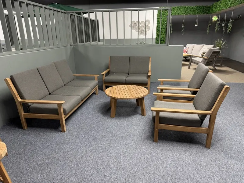Garten-Sitzgarnitur Set Holz, 2 Gartenbänke mit zwei Sessel und Gartentisch rund, Gartenlounge Teak Naturholz